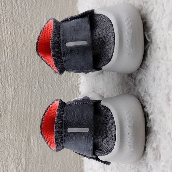 Nike Free RN Motion Flyknit 2018 Grey Crimson Pulse Fabric Upper Pull On Sneaker - Picture 5 of 16